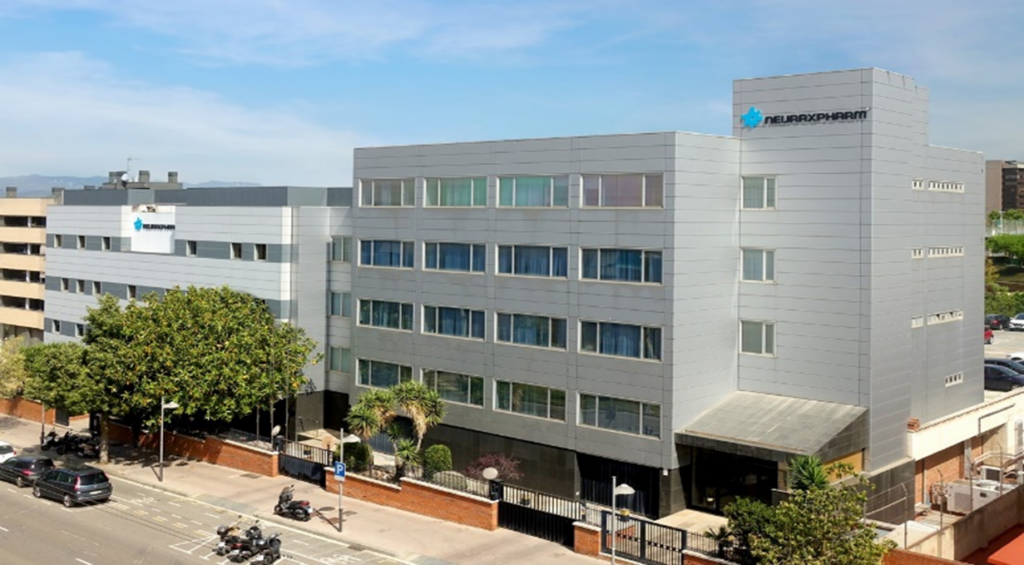 Edificio moderno Neuraxpharm con logo blu e parcheggio