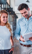 Uomo e donna discutono contratto immobiliare in ufficio