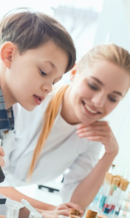 Bambini che giocano insieme all'aperto